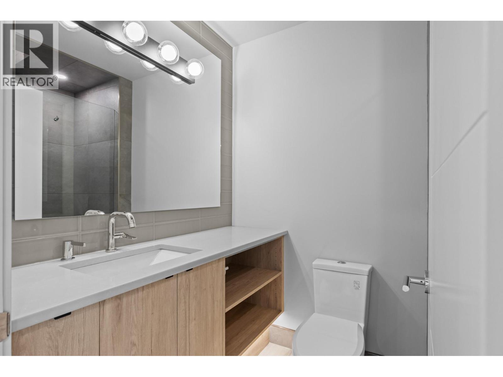 1240 Ponds Avenue, Kelowna, BC - Indoor Photo Showing Bathroom