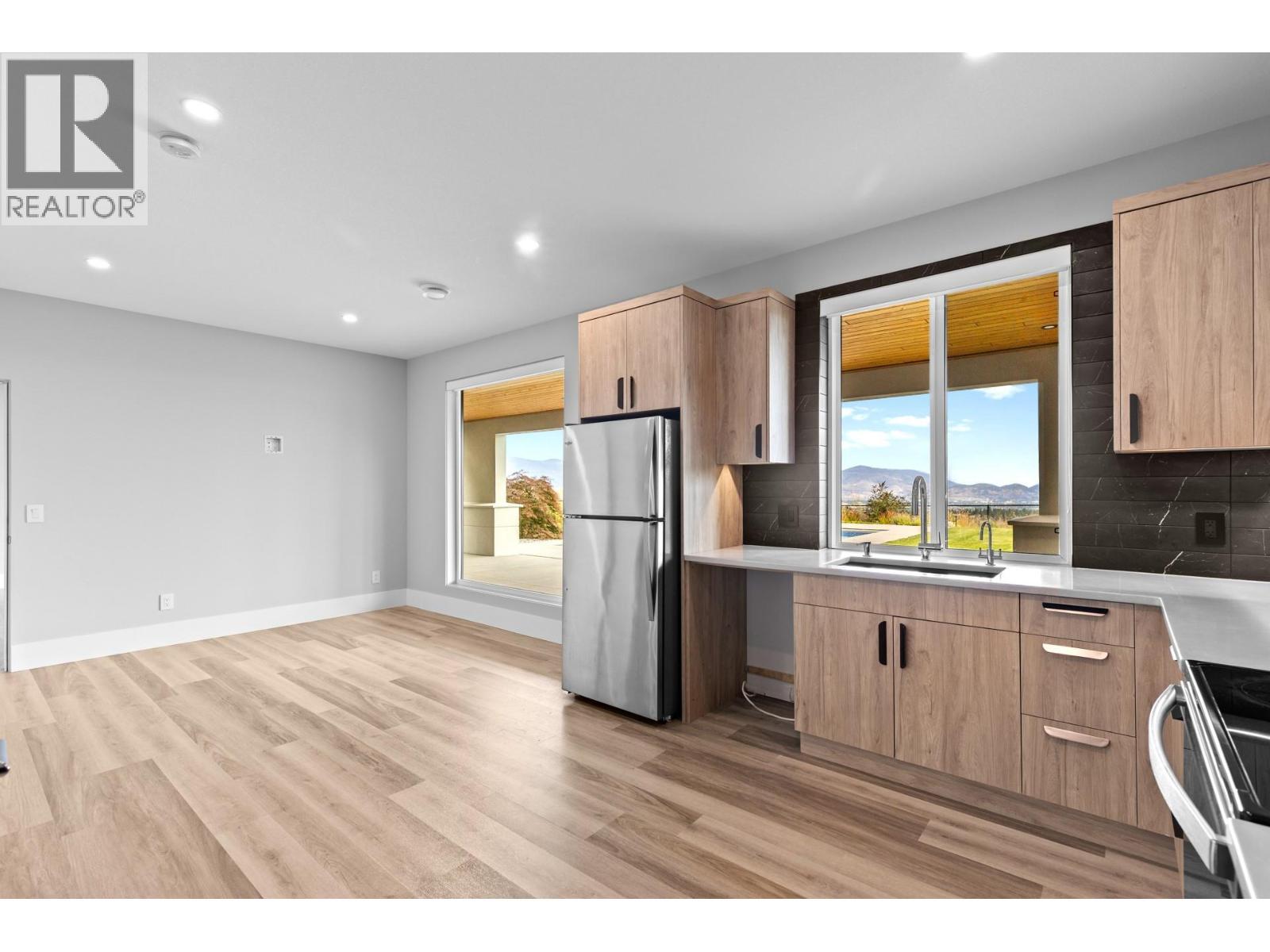 1240 Ponds Avenue, Kelowna, BC - Indoor Photo Showing Kitchen