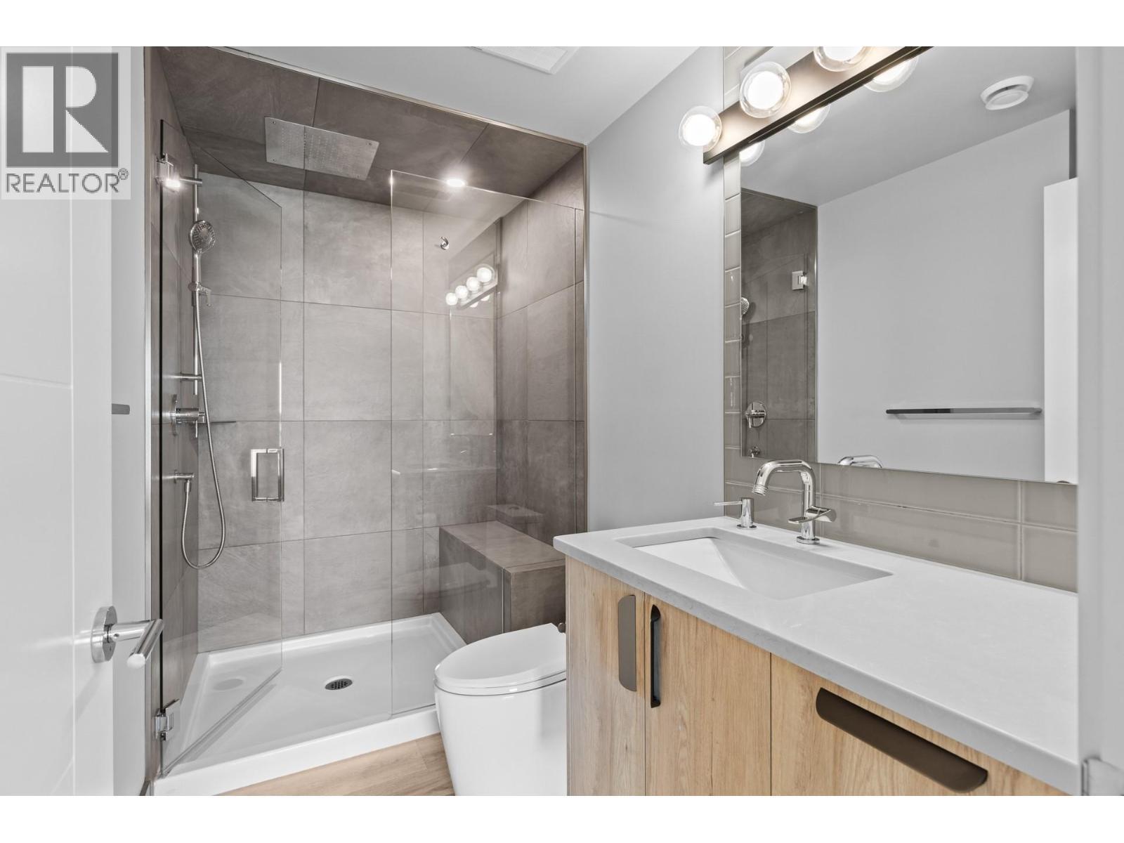 1240 Ponds Avenue, Kelowna, BC - Indoor Photo Showing Bathroom