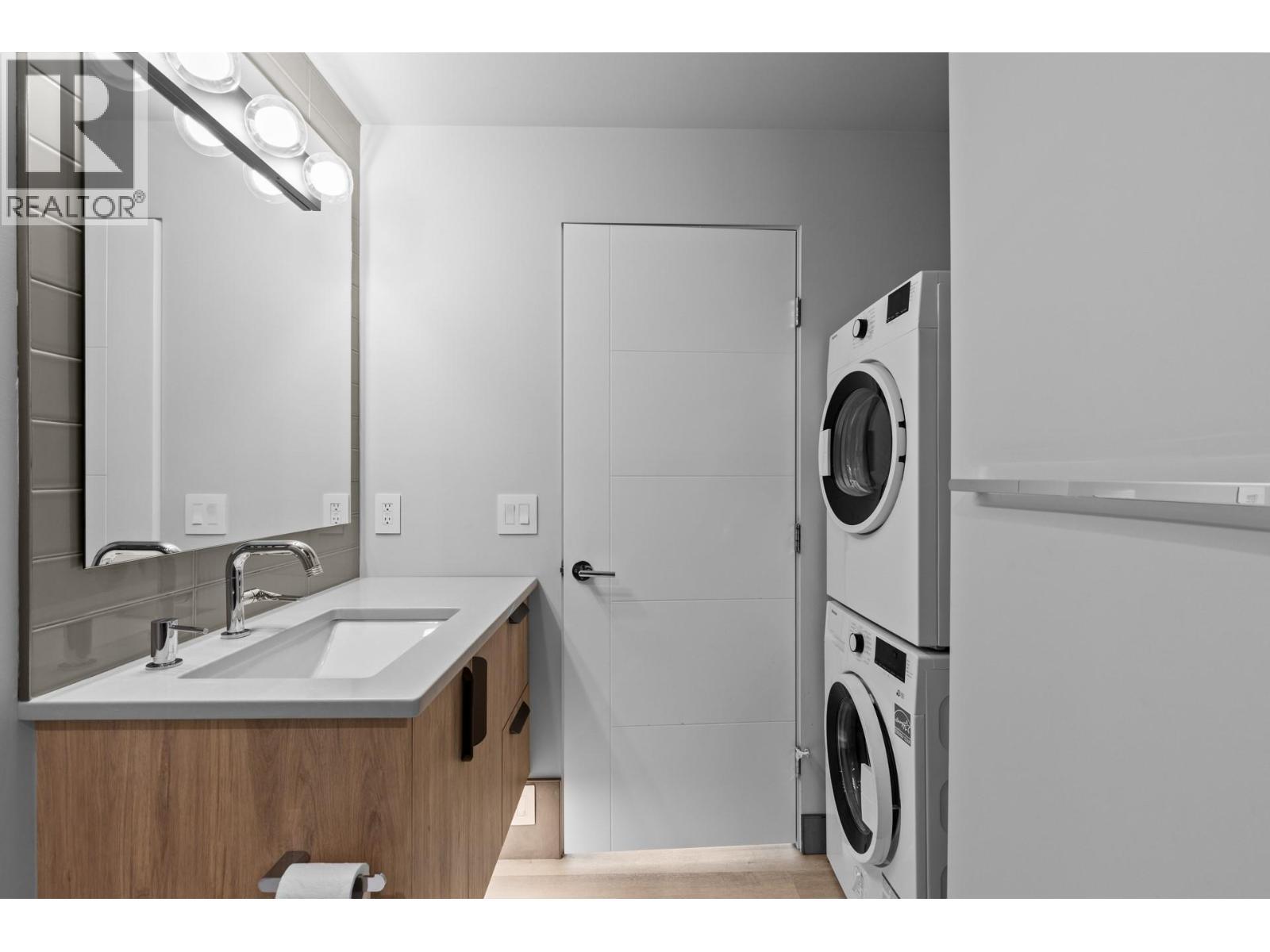 1240 Ponds Avenue, Kelowna, BC - Indoor Photo Showing Laundry Room