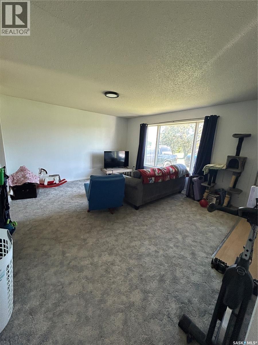 222 2Nd Avenue W, Kelvington, SK - Indoor