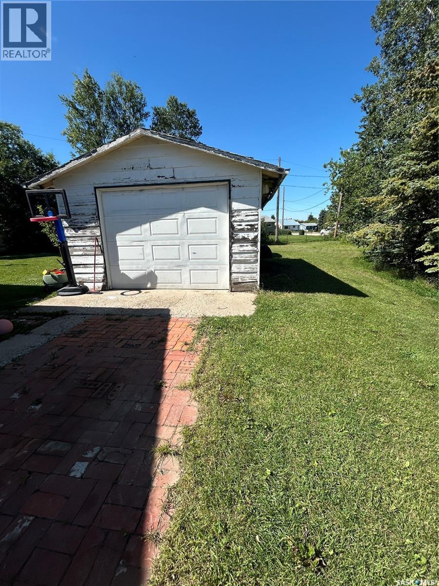 222 2Nd Avenue W, Kelvington, SK - Outdoor