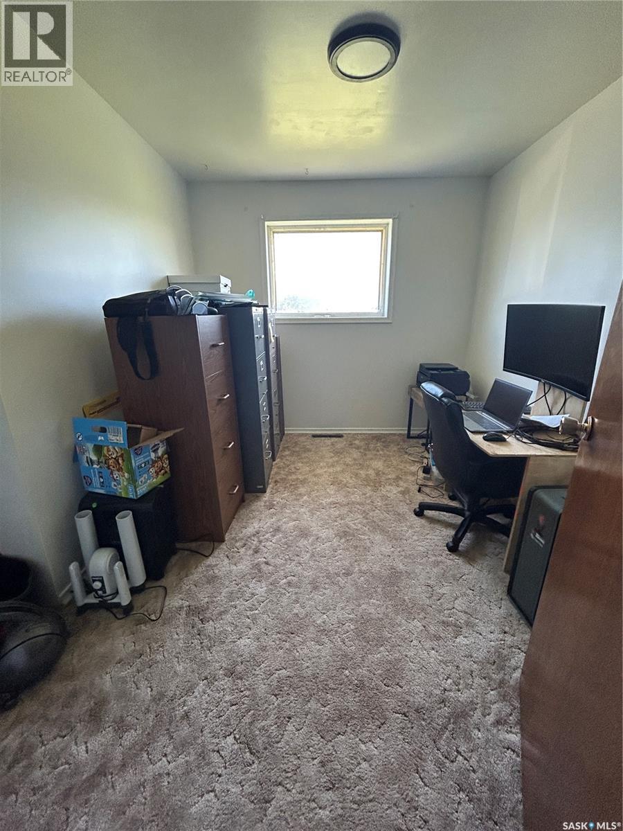 222 2Nd Avenue W, Kelvington, SK - Indoor Photo Showing Office
