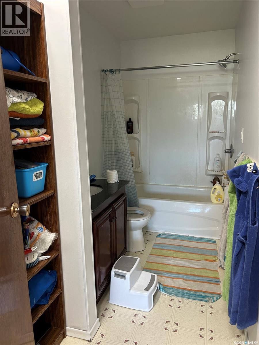 222 2Nd Avenue W, Kelvington, SK - Indoor Photo Showing Bathroom