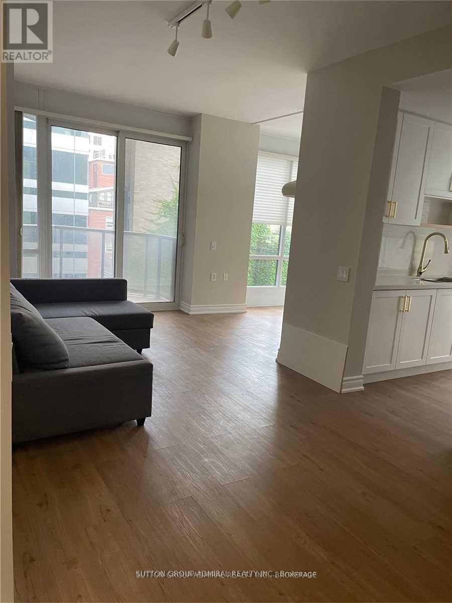 610 - 85 Bloor Street E, Toronto, ON - Indoor Photo Showing Living Room