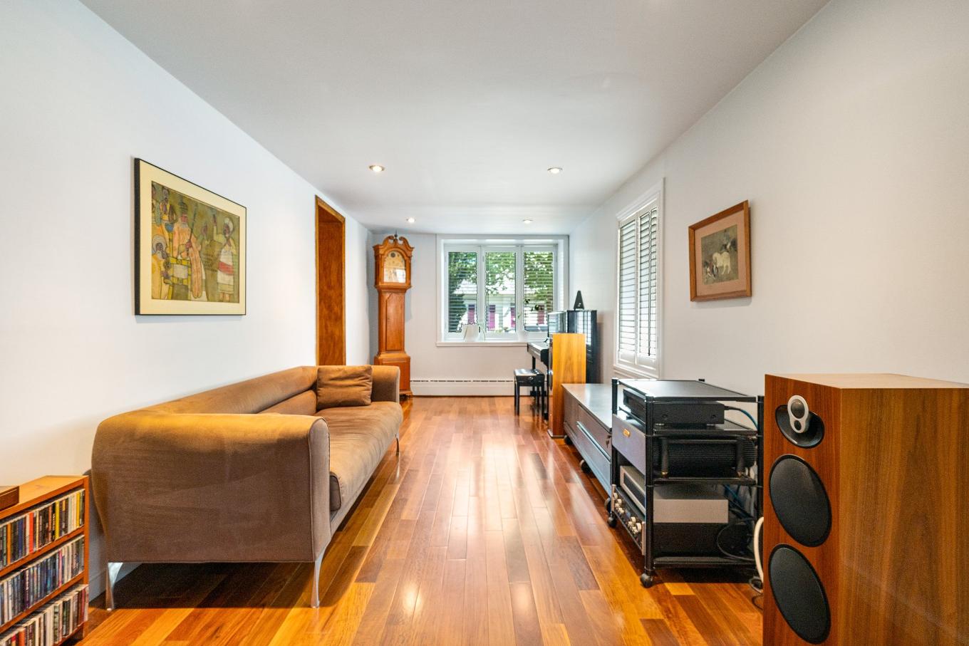 Salle familiale - 527 Av. Stanstead, Mont-Royal, QC - Indoor