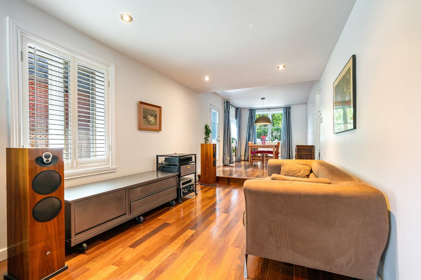 Salle familiale - 527 Av. Stanstead, Mont-Royal, QC - Indoor