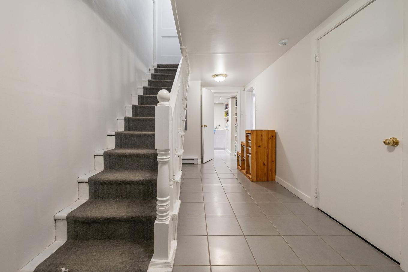 Escalier - 527 Av. Stanstead, Mont-Royal, QC - Indoor Photo Showing Other Room