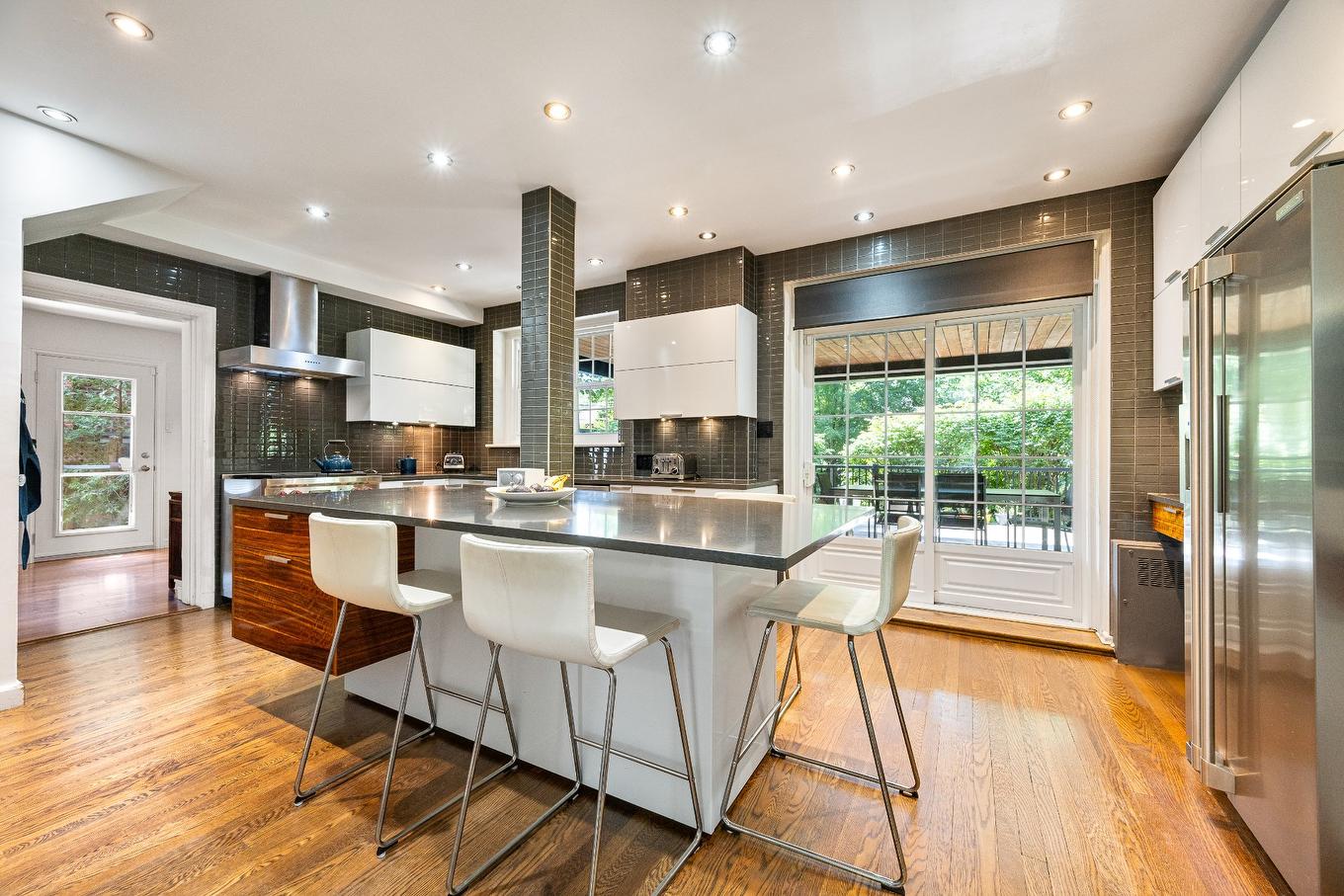 Cuisine - 527 Av. Stanstead, Mont-Royal, QC - Indoor Photo Showing Kitchen With Upgraded Kitchen