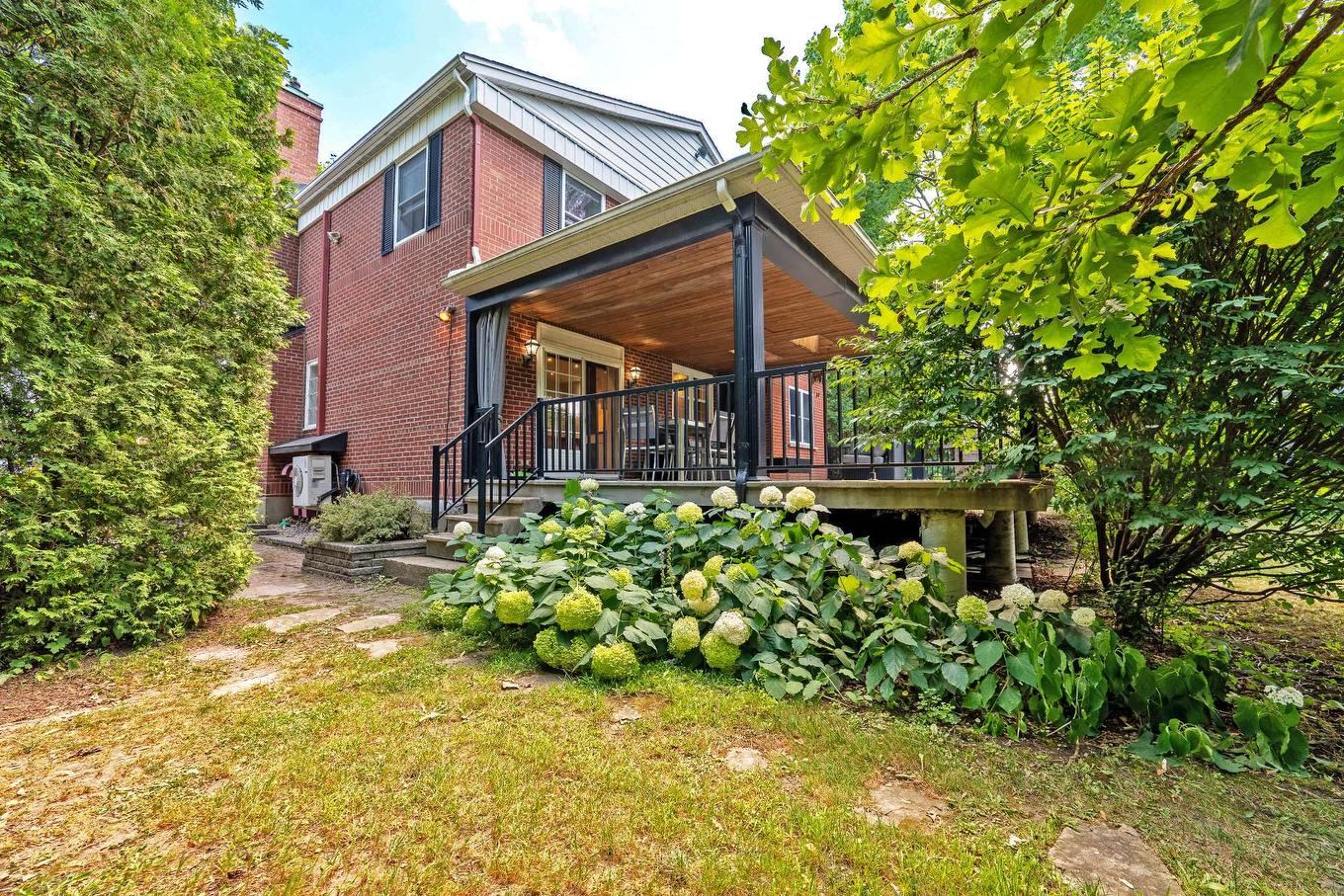 Cour - 527 Av. Stanstead, Mont-Royal, QC - Outdoor