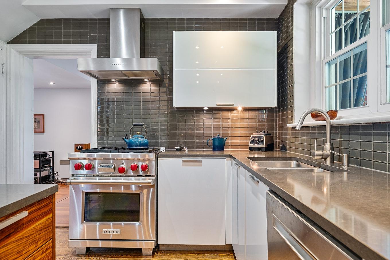 Cuisine - 527 Av. Stanstead, Mont-Royal, QC - Indoor Photo Showing Kitchen With Double Sink With Upgraded Kitchen