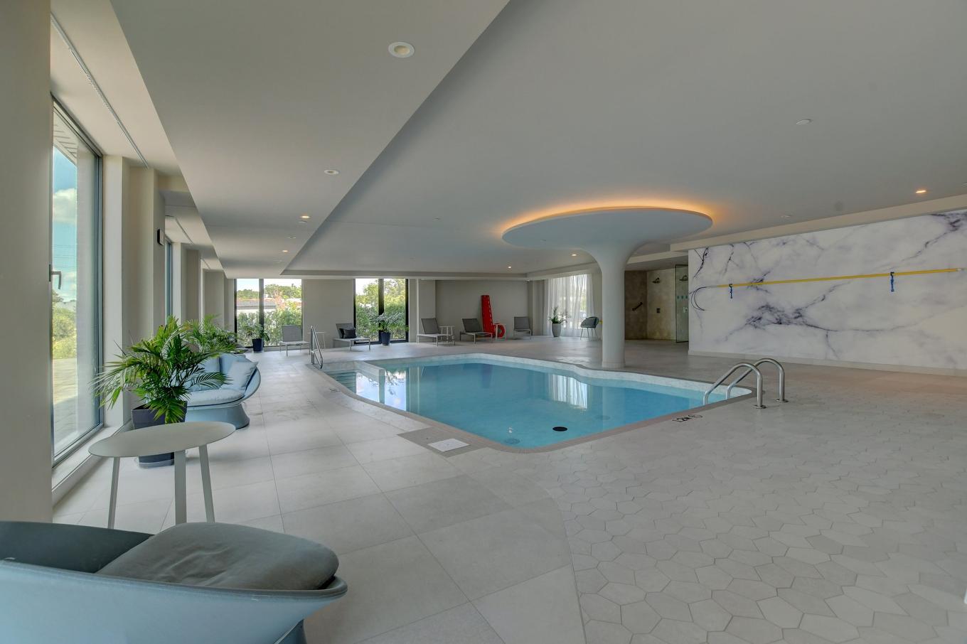 Piscine - 309-36 Ch. Du Bord-Du-Lac-Lakeshore, Pointe-Claire, QC - Indoor Photo Showing Other Room With In Ground Pool