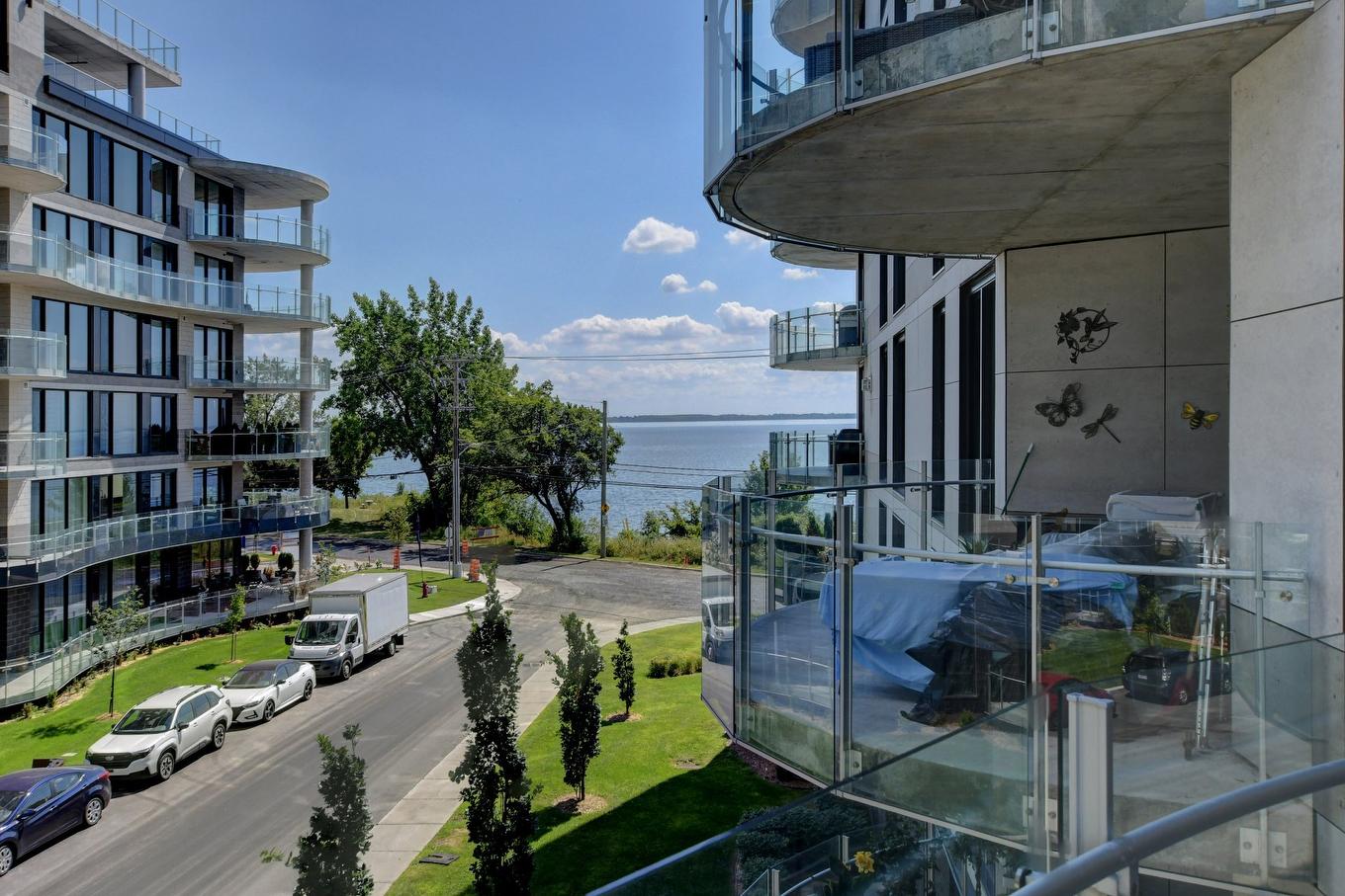 Vue sur l'eau - 309-36 Ch. Du Bord-Du-Lac-Lakeshore, Pointe-Claire, QC - Outdoor With Body Of Water With Exterior