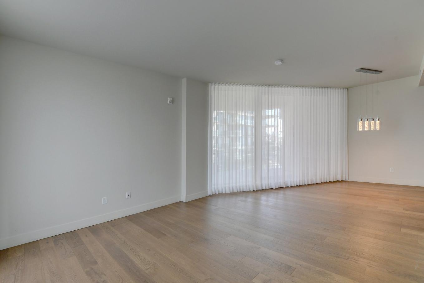 Salon - 309-36 Ch. Du Bord-Du-Lac-Lakeshore, Pointe-Claire, QC - Indoor Photo Showing Other Room