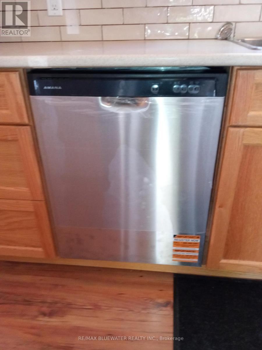 25 Maple Grove Court E, South Huron (Stephen), ON - Indoor Photo Showing Kitchen