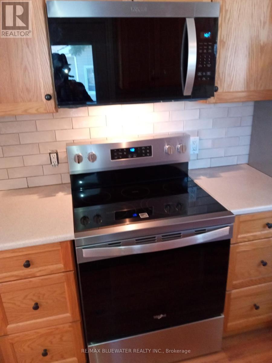 25 Maple Grove Court E, South Huron (Stephen), ON - Indoor Photo Showing Kitchen
