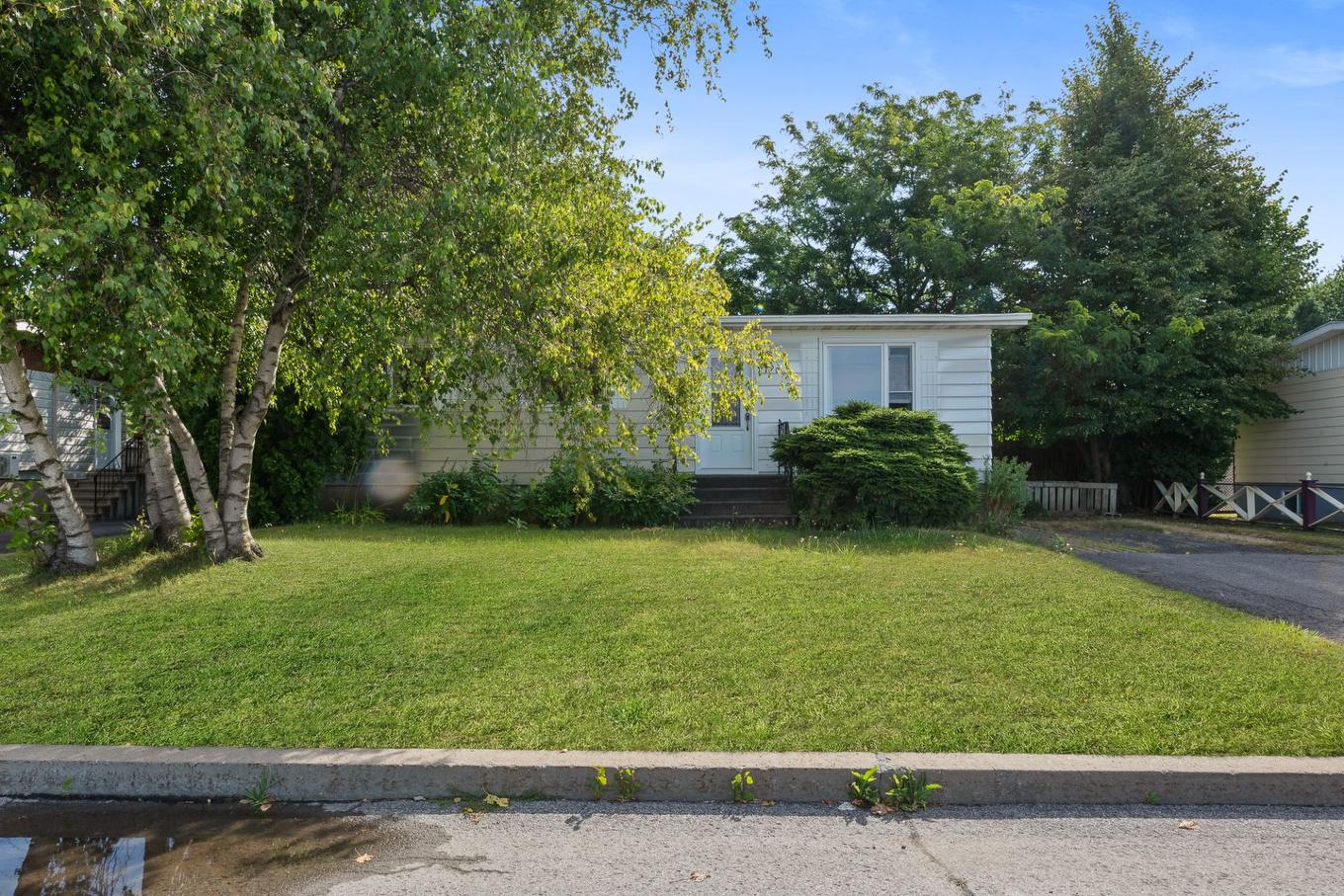 Frontage - 1090 Rue Nadeau, Saint-Jean-Sur-Richelieu, QC - Outdoor