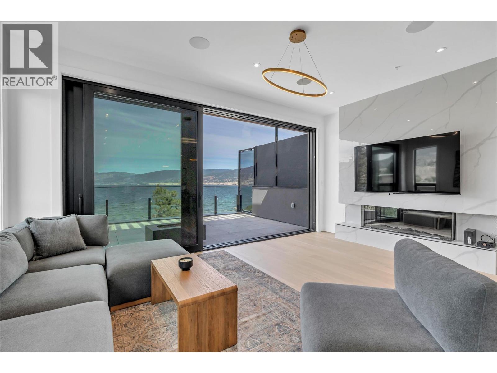 602 Lakeshore Drive Unit# 402, Penticton, BC - Indoor Photo Showing Living Room