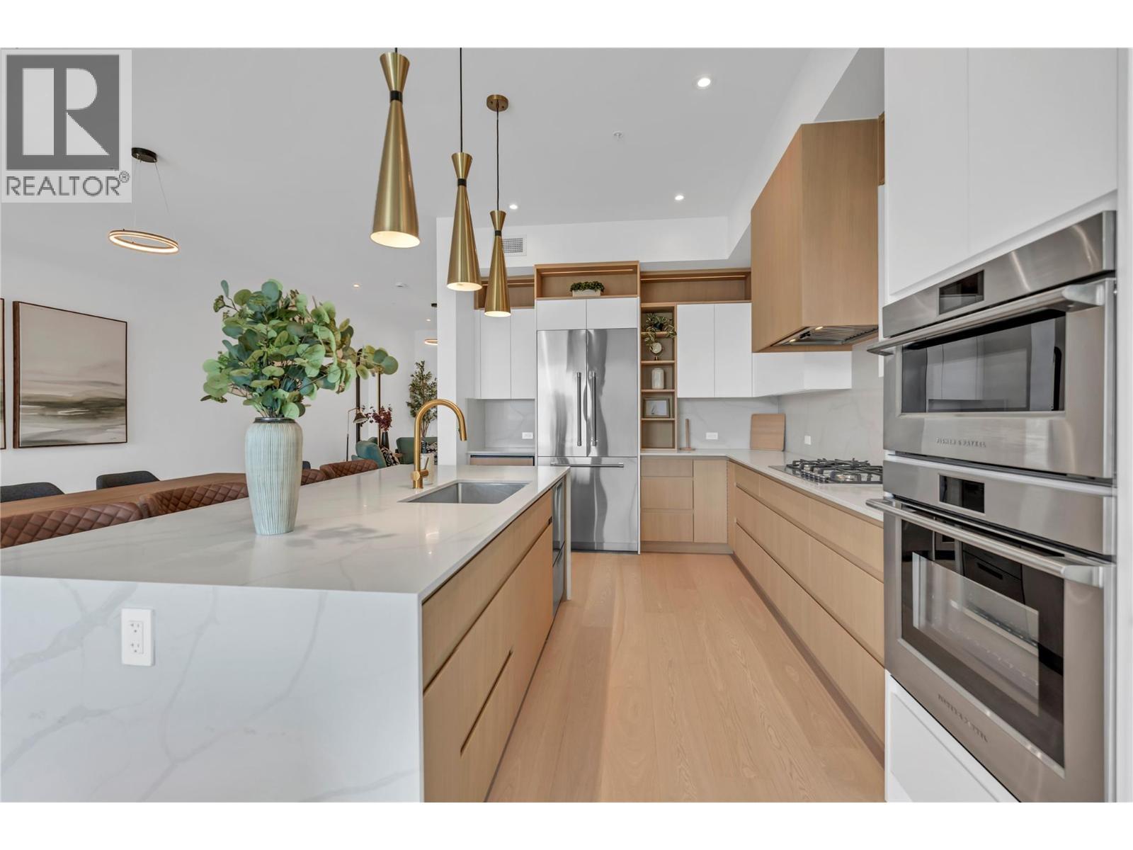 602 Lakeshore Drive Unit# 402, Penticton, BC - Indoor Photo Showing Kitchen With Upgraded Kitchen