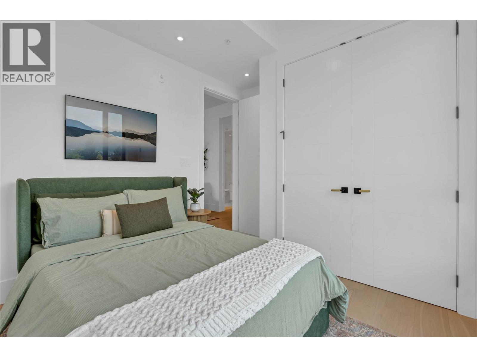 602 Lakeshore Drive Unit# 402, Penticton, BC - Indoor Photo Showing Bedroom