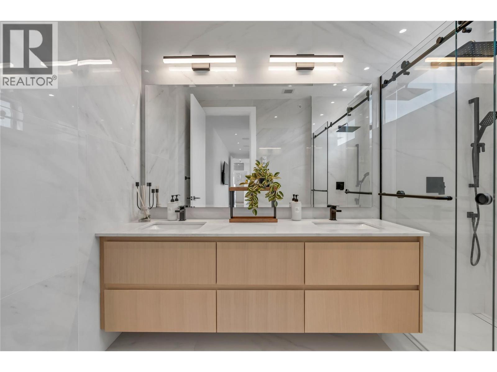 602 Lakeshore Drive Unit# 402, Penticton, BC - Indoor Photo Showing Bathroom