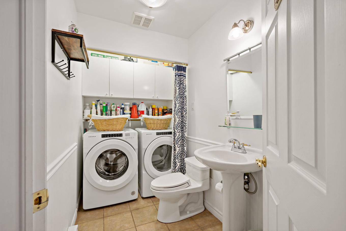 Powder room - 535 Rue Émond, Mont-Tremblant, QC - Indoor Photo Showing Laundry Room