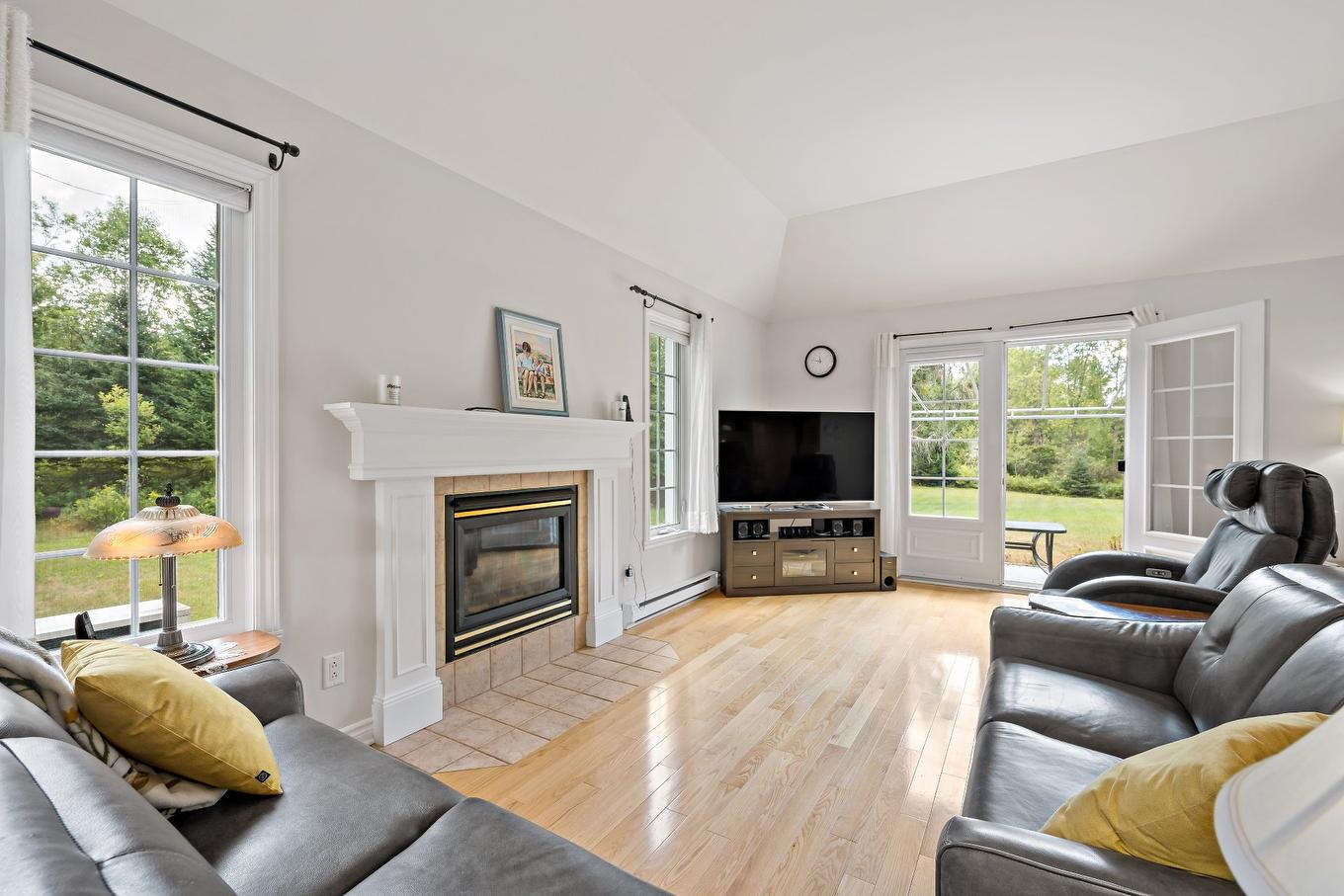 Living room - 535 Rue Émond, Mont-Tremblant, QC - Indoor Photo Showing Living Room With Fireplace