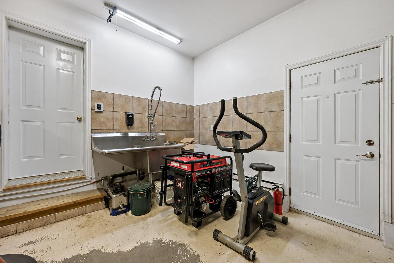 Garage - 535 Rue Émond, Mont-Tremblant, QC - Indoor Photo Showing Other Room