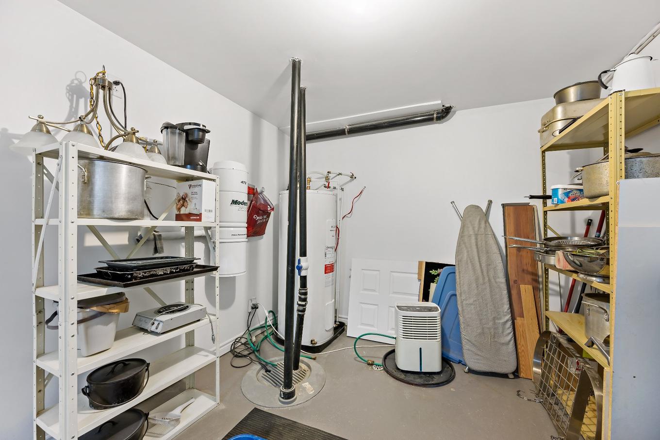 Storage - 535 Rue Émond, Mont-Tremblant, QC - Indoor