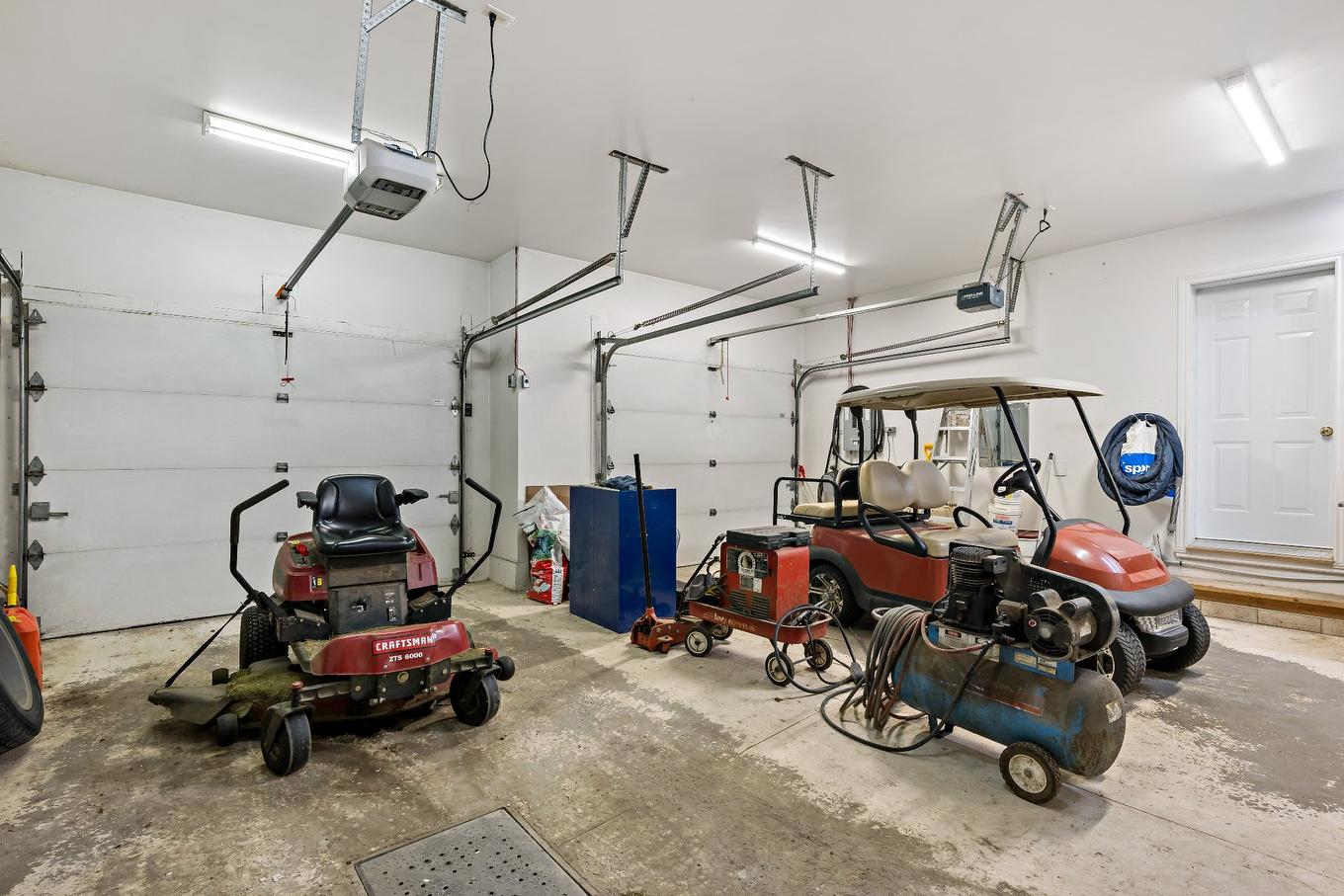 Garage - 535 Rue Émond, Mont-Tremblant, QC - Indoor Photo Showing Garage