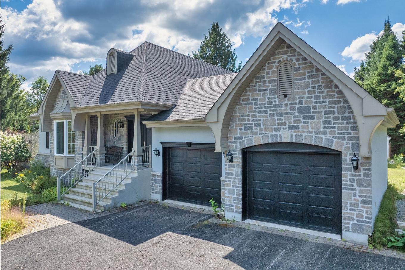 Garage - 535 Rue Émond, Mont-Tremblant, QC - Outdoor With Facade