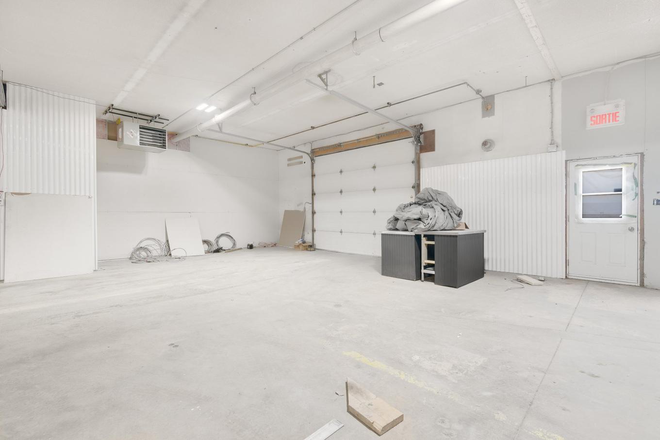 Interior - A-70 - 72 Rue Principale, Saint-François-Xavier-De-Brompton, QC - Indoor Photo Showing Garage