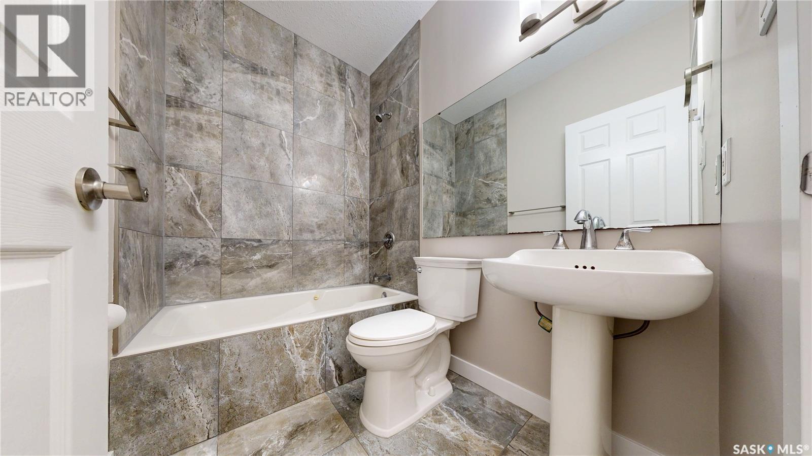 5006 Wascana Vista Court, Regina, SK - Indoor Photo Showing Bathroom
