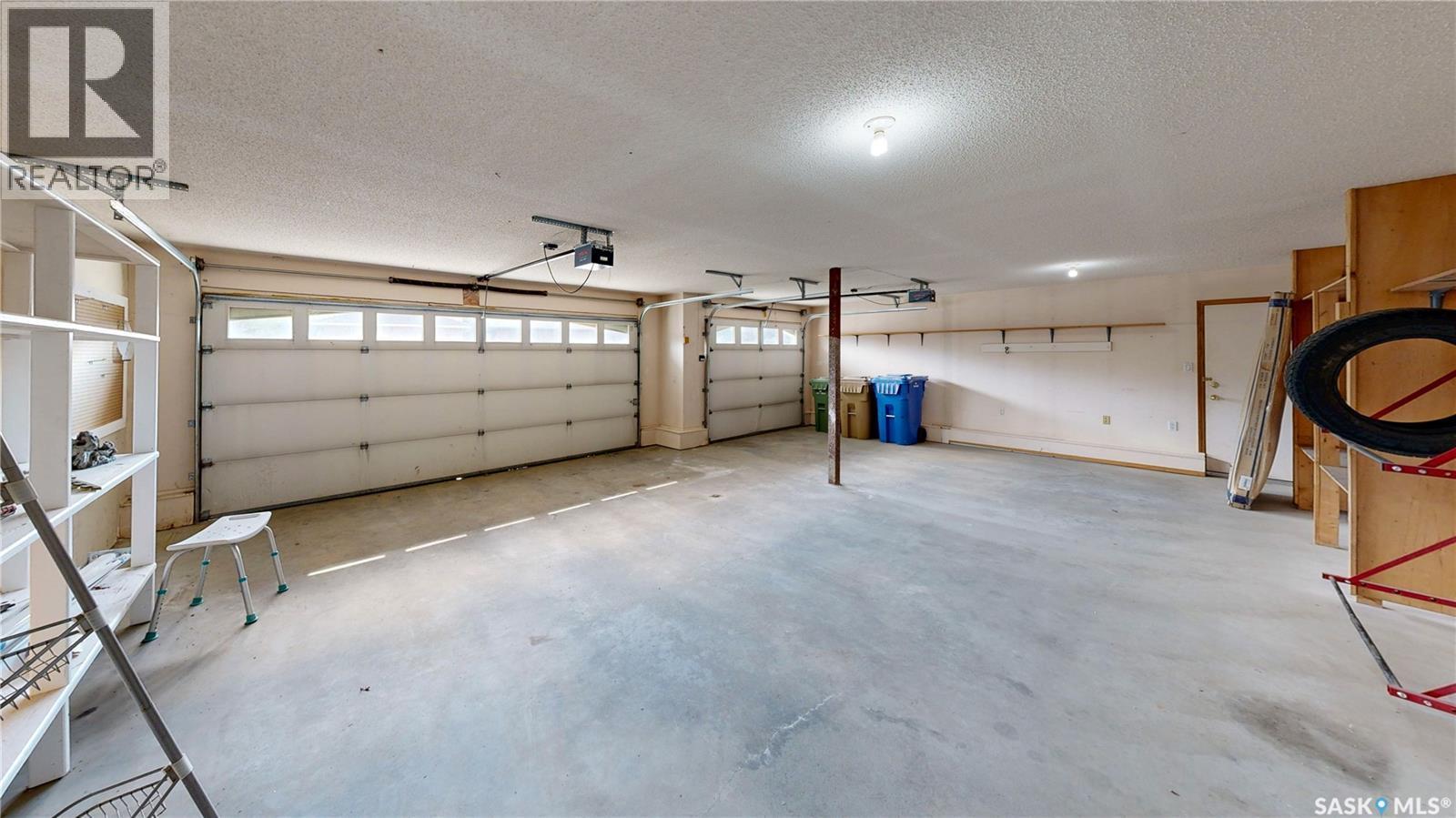 5006 Wascana Vista Court, Regina, SK - Indoor Photo Showing Garage