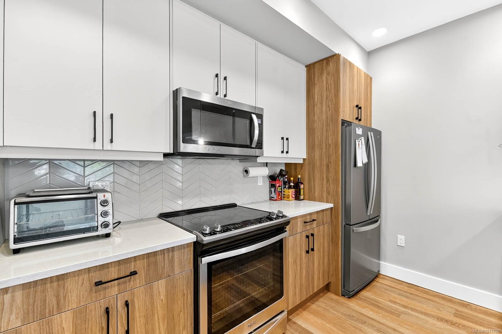 302-700 Yew Wood Rd, Tofino, BC - Indoor Photo Showing Kitchen