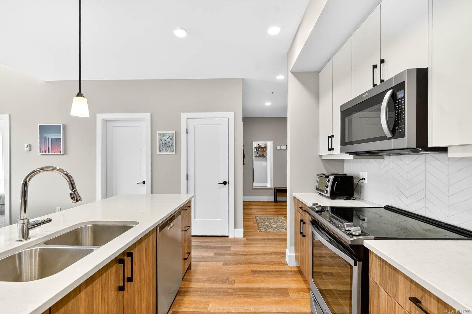 302-700 Yew Wood Rd, Tofino, BC - Indoor Photo Showing Kitchen With Double Sink With Upgraded Kitchen