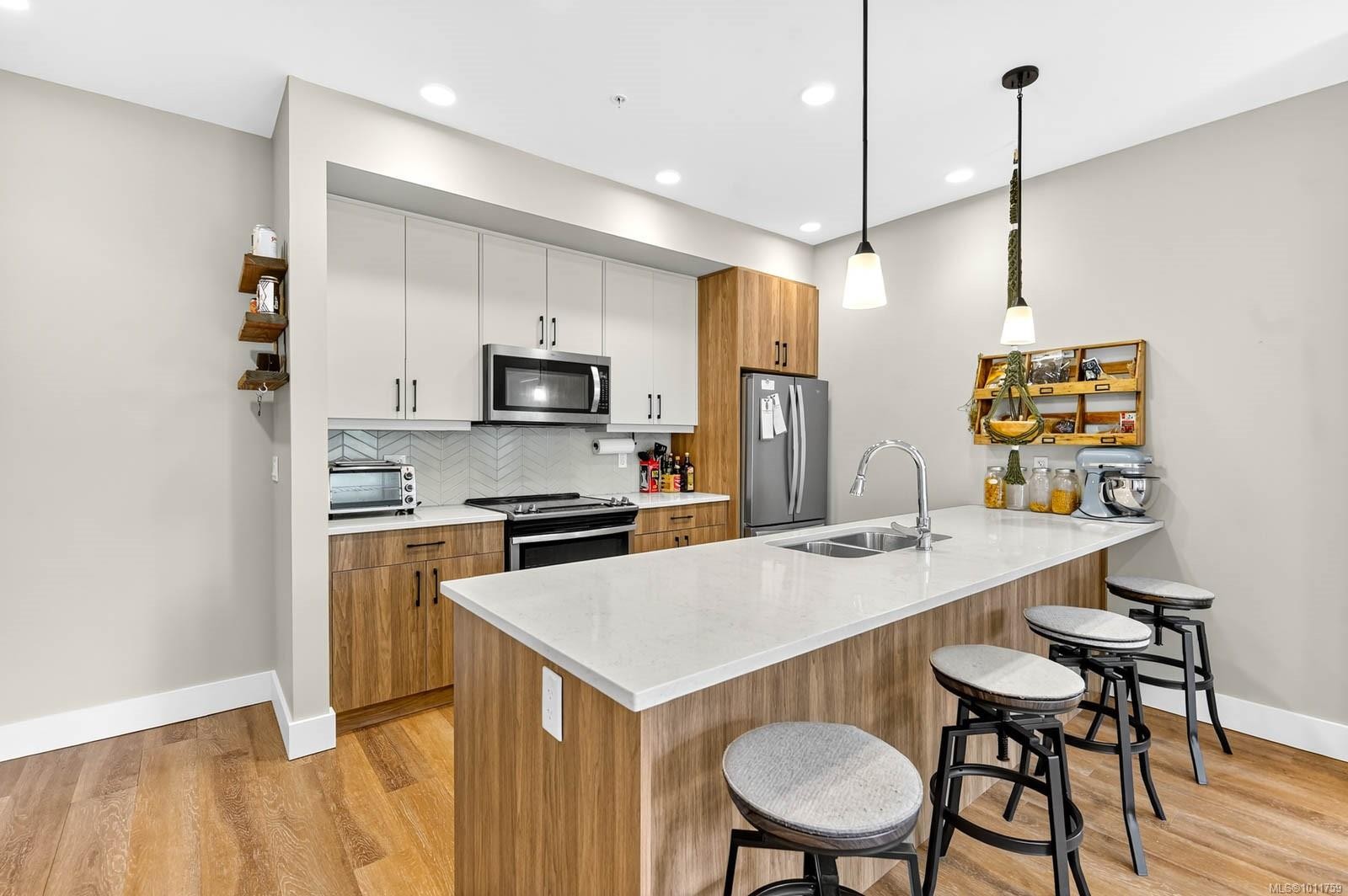 302-700 Yew Wood Rd, Tofino, BC - Indoor Photo Showing Kitchen With Double Sink With Upgraded Kitchen