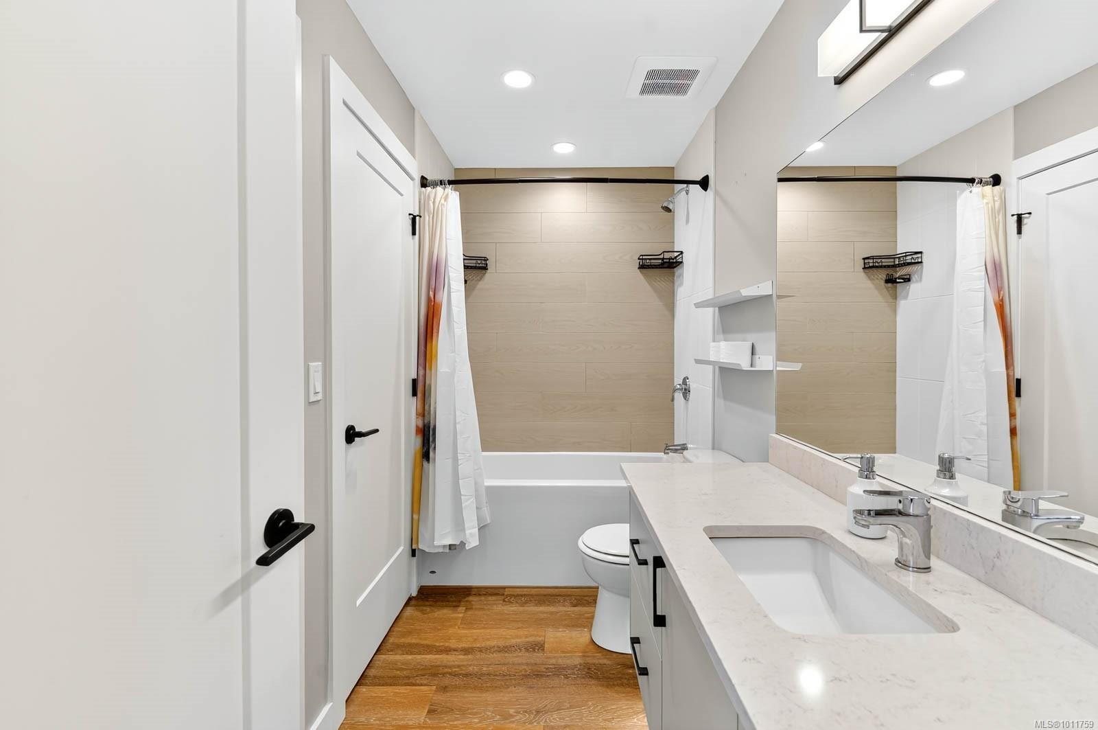 302-700 Yew Wood Rd, Tofino, BC - Indoor Photo Showing Bathroom