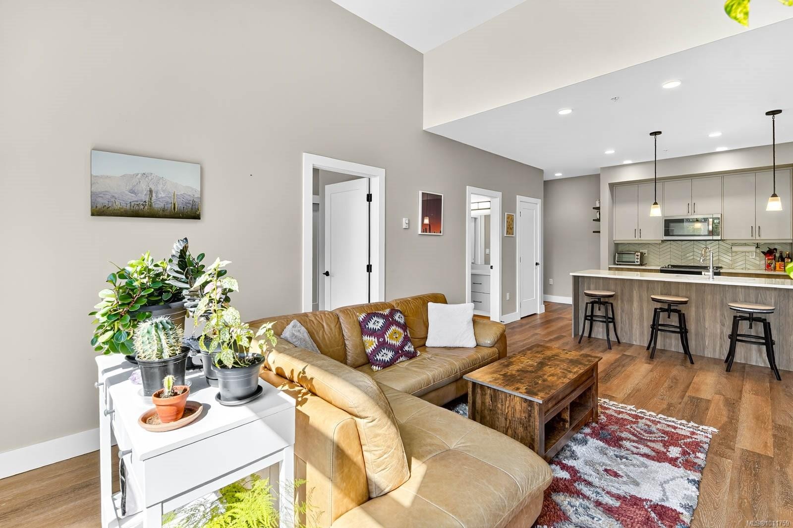 302-700 Yew Wood Rd, Tofino, BC - Indoor Photo Showing Living Room
