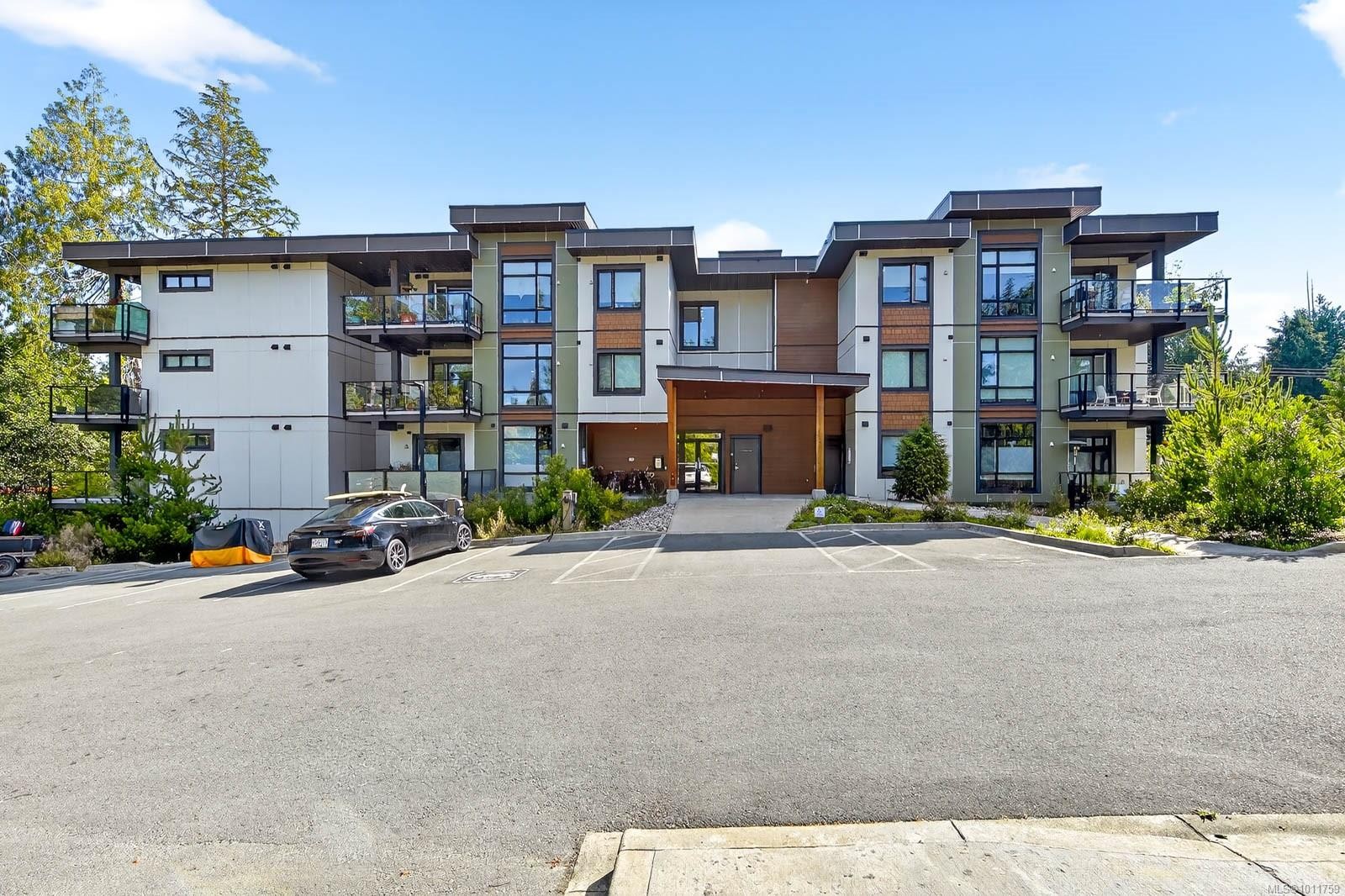 302-700 Yew Wood Rd, Tofino, BC - Outdoor With Balcony With Facade
