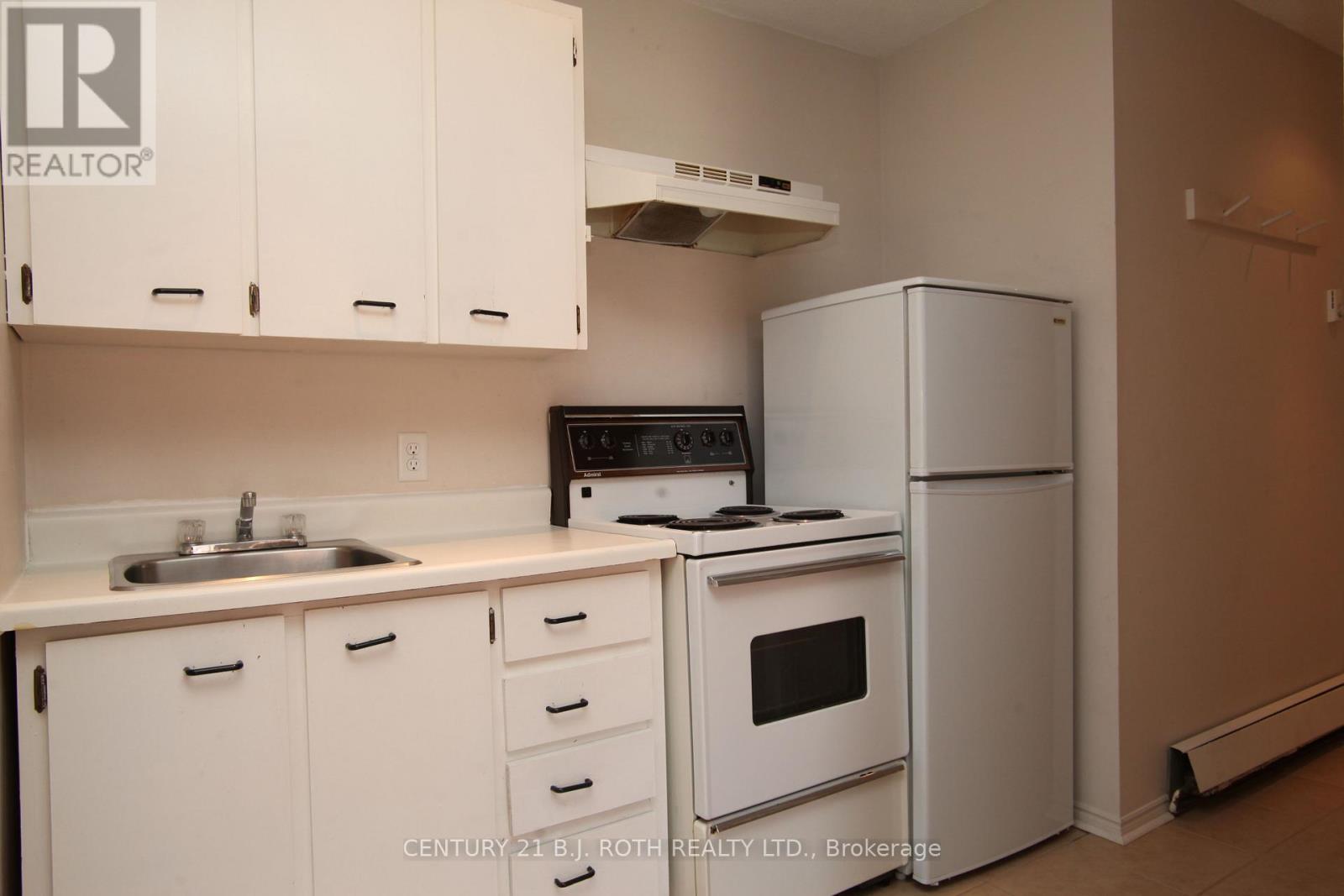 194 Dunlop Street E, Barrie, ON - Indoor Photo Showing Kitchen