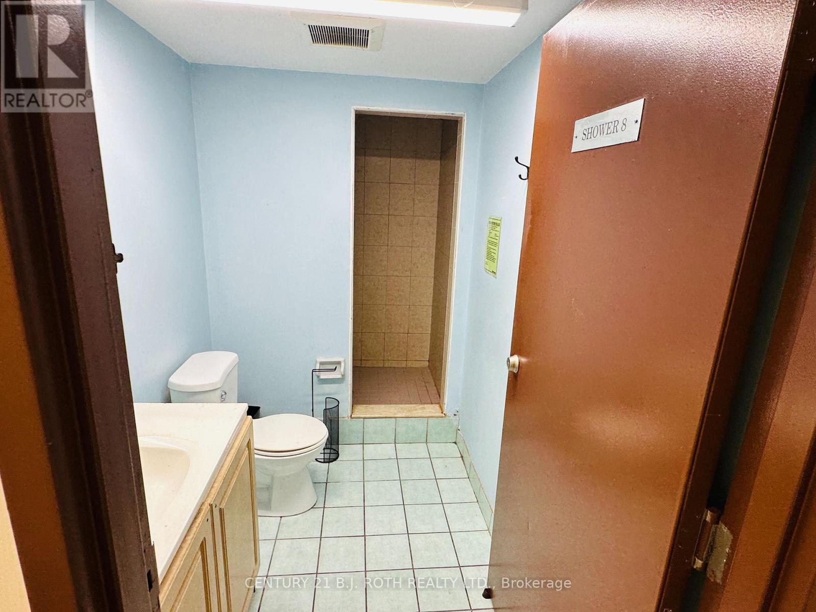 24 North Street N, Barrie, ON - Indoor Photo Showing Bathroom