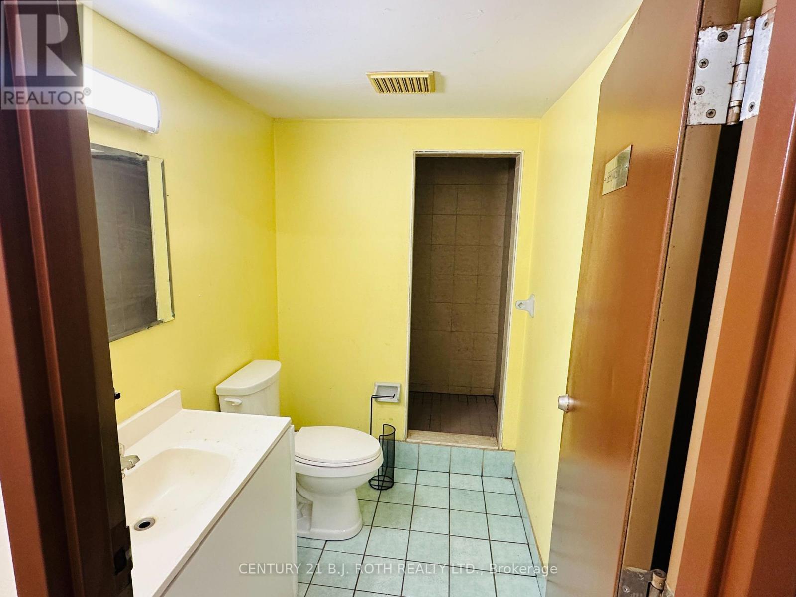 24 North Street N, Barrie, ON - Indoor Photo Showing Bathroom