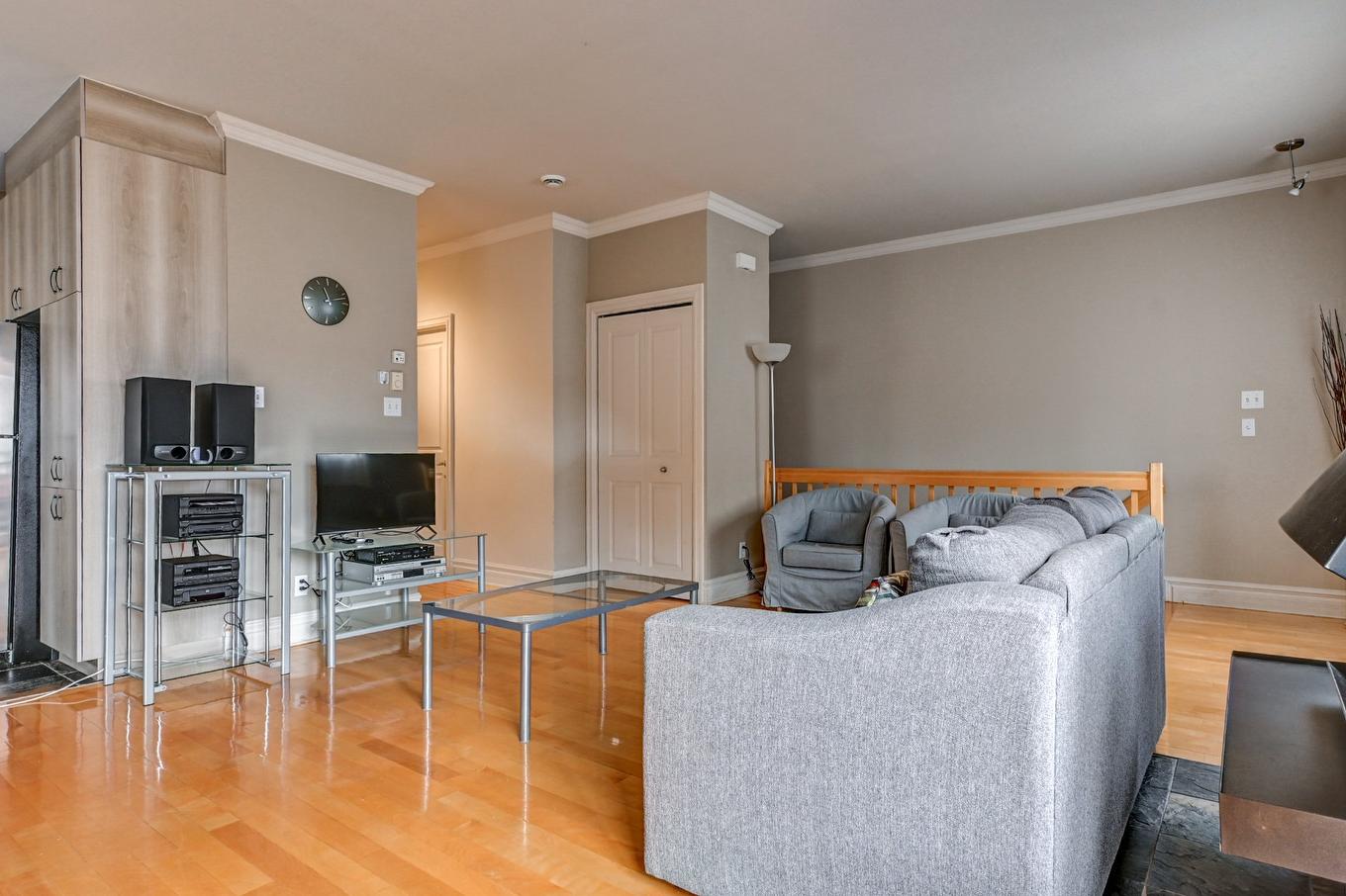 Salon - 683 Rue St-Timothée, Montréal (Ville-Marie), QC - Indoor Photo Showing Other Room