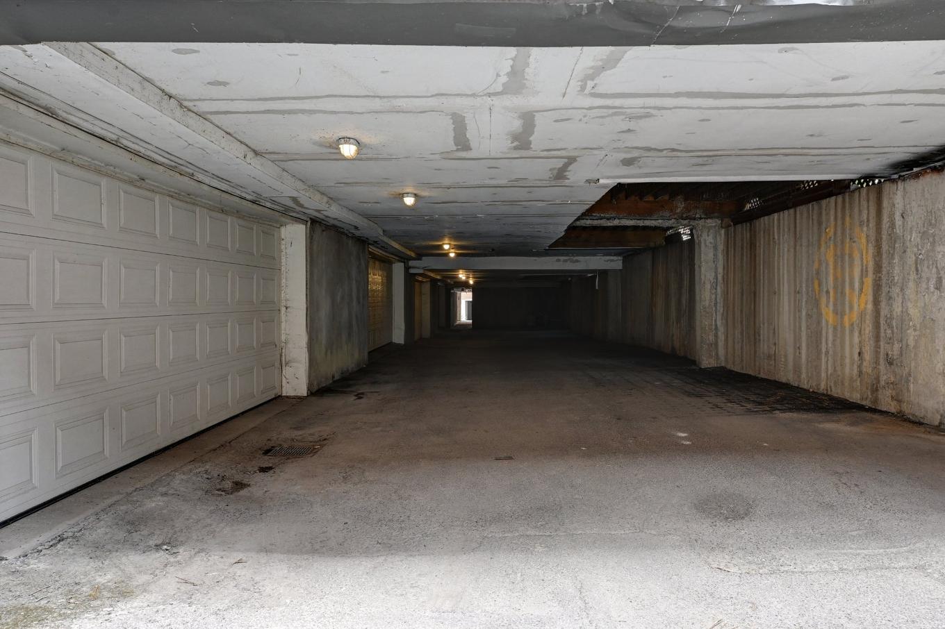 Garage - 683 Rue St-Timothée, Montréal (Ville-Marie), QC - Indoor Photo Showing Garage