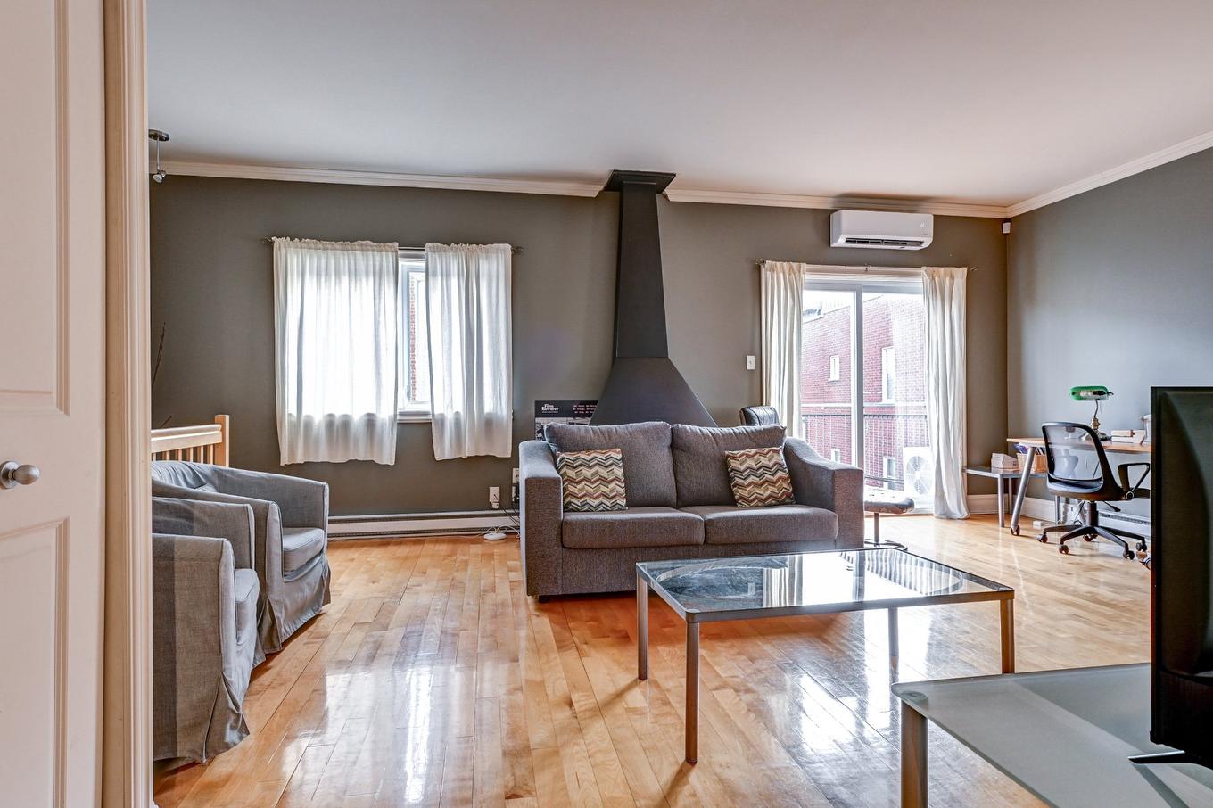 Salon - 683 Rue St-Timothée, Montréal (Ville-Marie), QC - Indoor Photo Showing Living Room