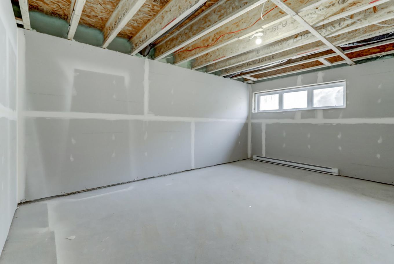 Salle familiale - 118 Ch. Des Quatorze-Îles, Saint-Hippolyte, QC - Indoor Photo Showing Basement