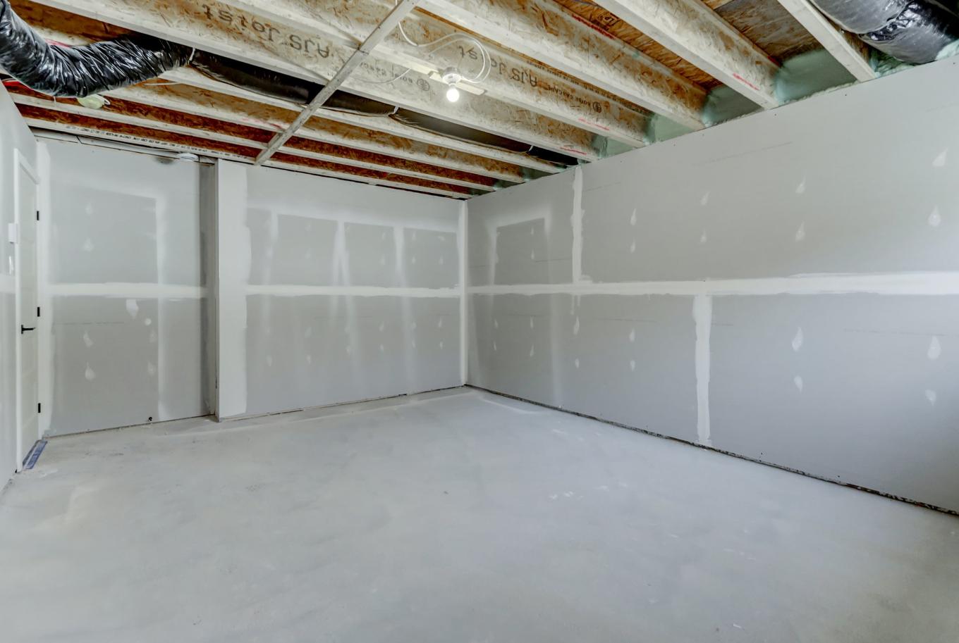 Salle familiale - 118 Ch. Des Quatorze-Îles, Saint-Hippolyte, QC - Indoor Photo Showing Basement