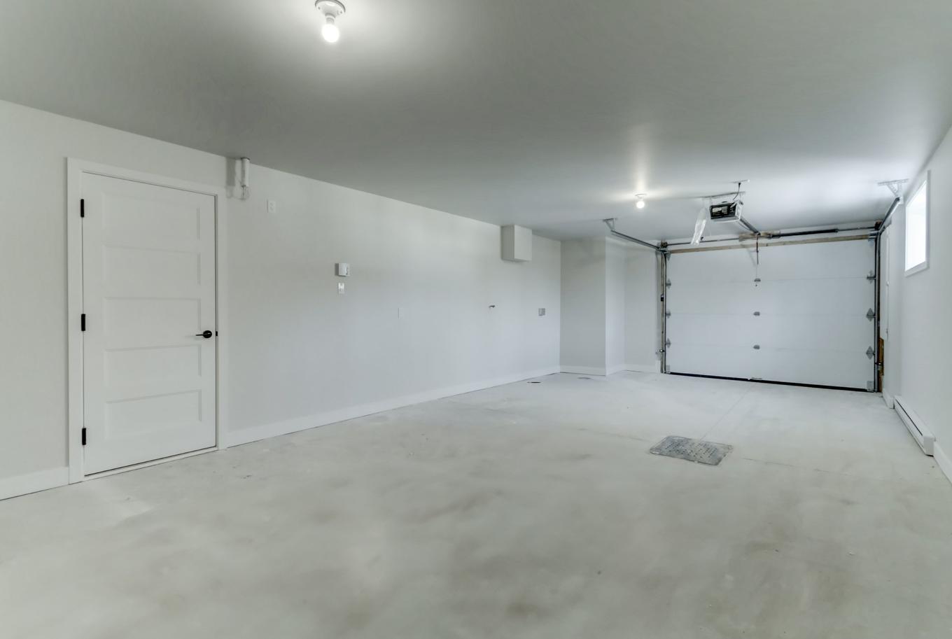 Garage - 118 Ch. Des Quatorze-Îles, Saint-Hippolyte, QC - Indoor Photo Showing Garage