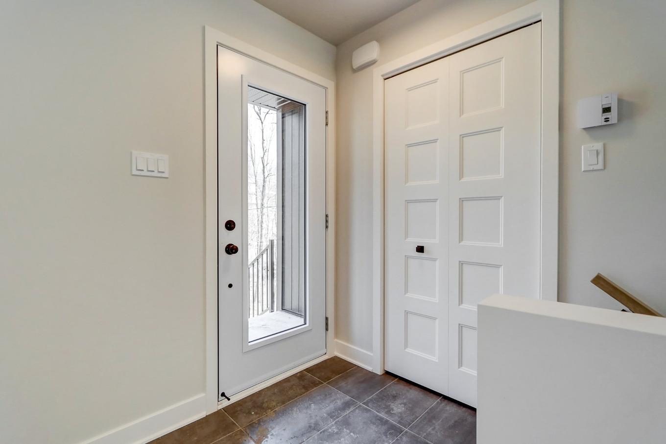 Hall d'entrée/Vestibule - 118 Ch. Des Quatorze-Îles, Saint-Hippolyte, QC - Indoor Photo Showing Other Room